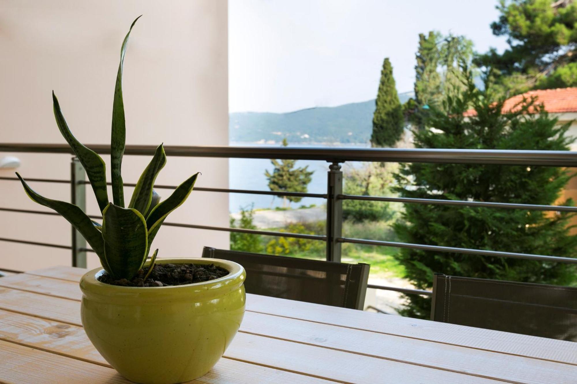 Meliti Waterfront Suites Karavomylos Bagian luar foto