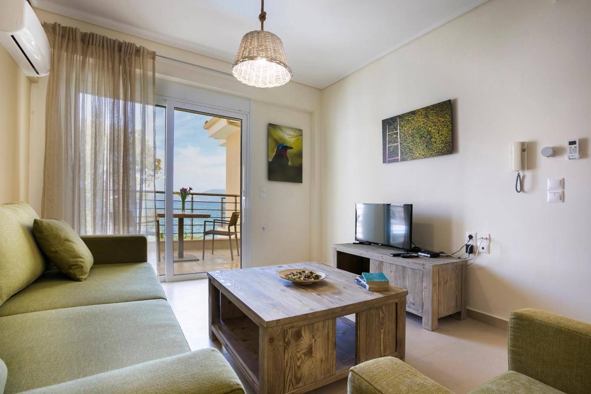 Meliti Waterfront Suites Karavomylos Bagian luar foto