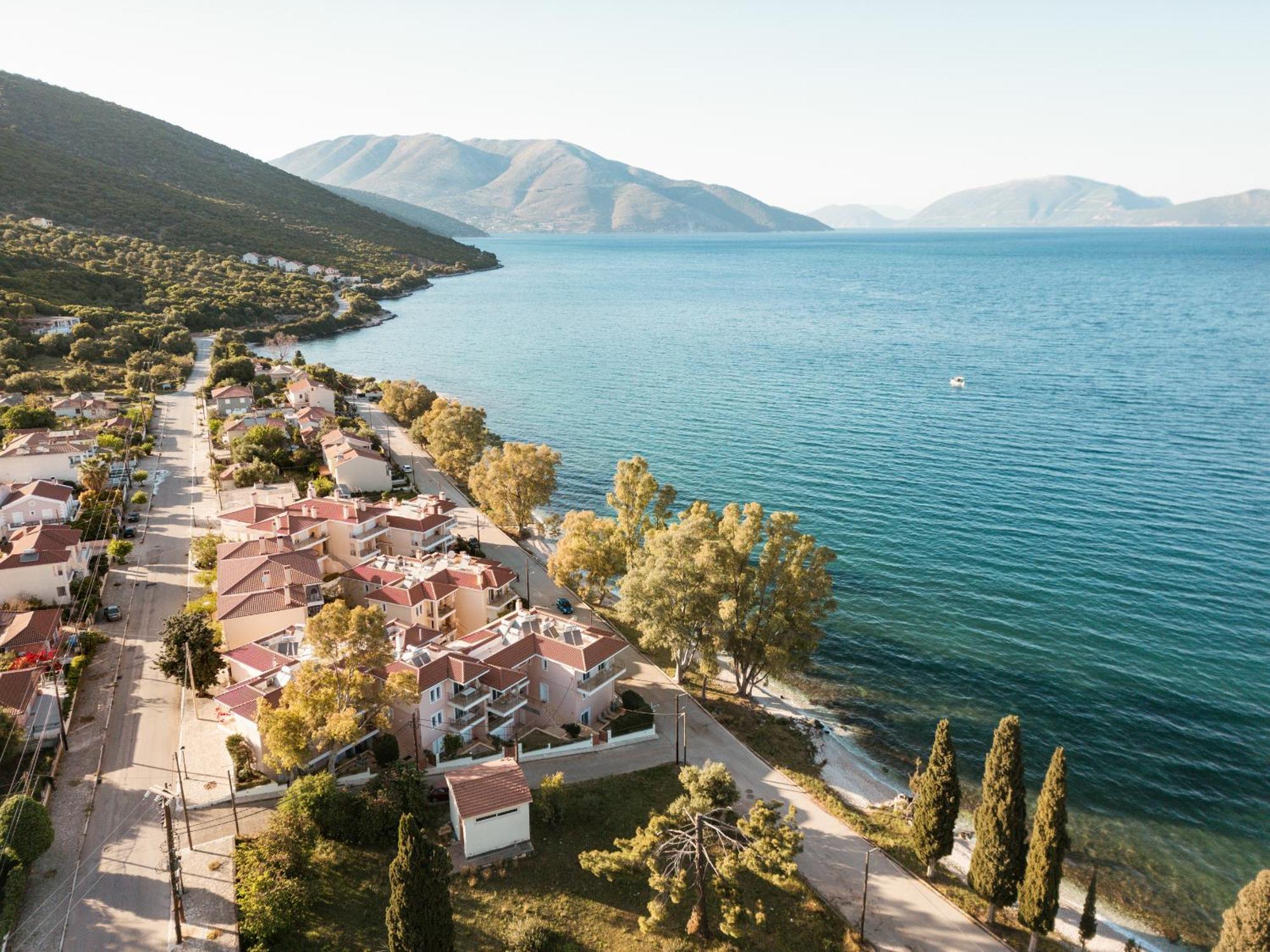 Meliti Waterfront Suites Karavomylos Bagian luar foto